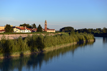 Naklejka na ściany i meble Latisana - widok z mostu na rzece Fiume Tagliamento