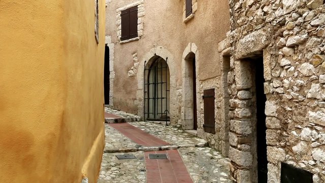 Ruelle pav&eacute;e de pierres &agrave; Eze