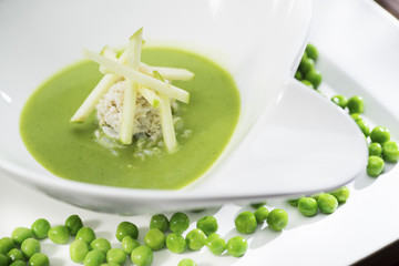 Chilled pea soup, whithe crab meat with lemon, apple matchsticks