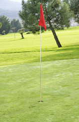 Obraz premium Banderines y hoyos en un campo de golf, Montseny, Barcelona