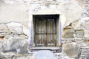fachada derruida con ventana para fondos 