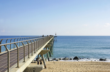 Puente mirador sobre las aguas de la playa de Badalona, Barcelona