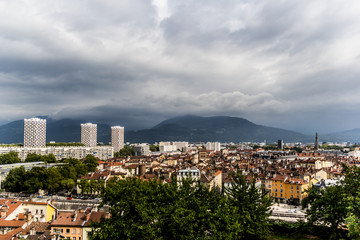Obraz premium Vue générale de Grenoble du haut du Musée Dauphinois