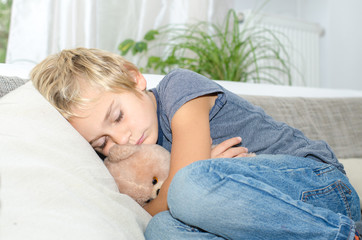 Schlafender Junge mit Teddy