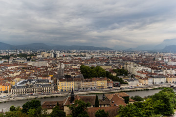 Obraz premium Vue général de Grenoble et du Musée Dauphinois