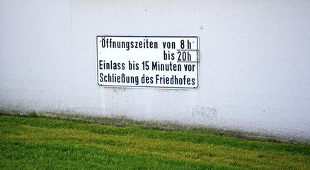 Öffnungszeiten eines Friehofes