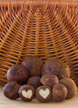 Maronen Pilze auf einem Holzbrett, mit einem Herz