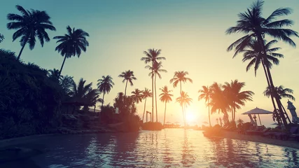 Poster Im Rahmen Asiatischer tropischer Strand während eines surrealistischen Sonnenuntergangs. © De Visu