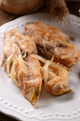 pesce lampuga con cipolla in agrodolce