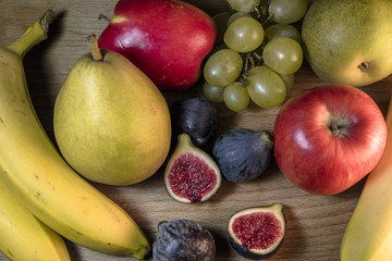 Ensemble de fruits bio. Pommes, poires, bananes, figues et raisin