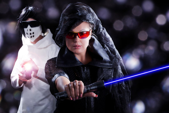 P&auml;rchen im Space und Cyborg Outfit mit Laserstrahl Portr&auml;t