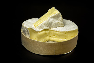 camembert in cestino