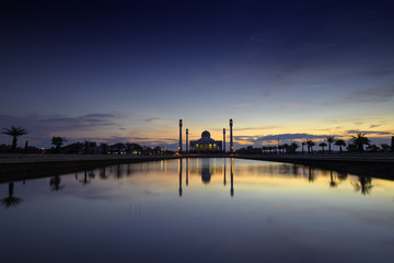 Fototapeta na wymiar Twilight on mosque reflections on the water