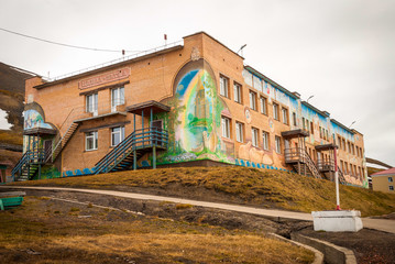Obraz premium School facade in Barentsburg, Svalbard