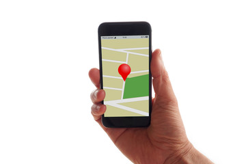main tenant un smartphone avec une application de géolocalisation