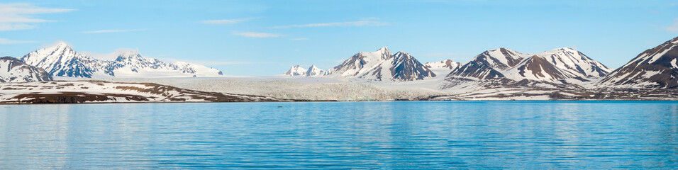 Panorama du glacier au-dessus de la mer avec des montagnes derrière, Svalbar