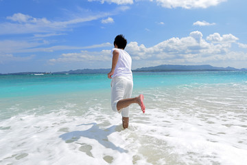 Fototapeta na wymiar 沖縄の海でくつろぐ男性