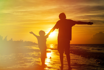 Fototapeta premium father and son silhouettes play at sunset