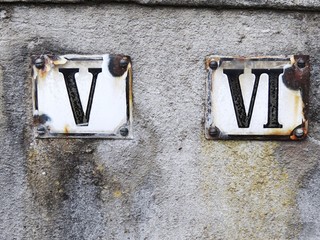 Mauer mit alten Metallschildern