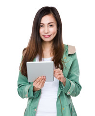 Naklejka premium Asian woman use of the tablet pc