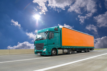 Versand von Waren mit einem LKW auf der Autobahn - Spedition und Logistik