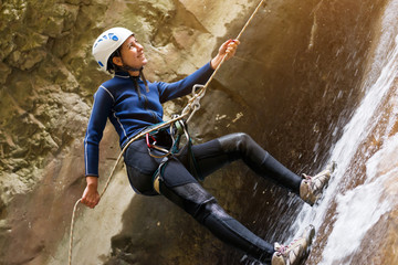 Female hiker climbing - obrazy, fototapety, plakaty