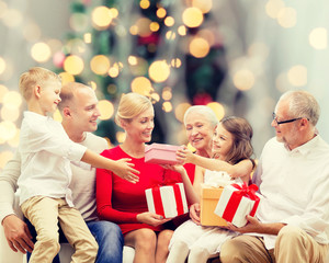 Obraz na płótnie Canvas smiling family with gifts