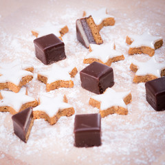 weihnachtsgebäck auf holzbrett