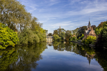 Fototapeta na wymiar Vista panoramica su un canale di Bruges, Belgio