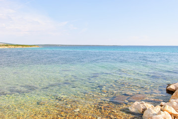 Naturstrand der Insel Pag mit Blick aufs Mittelmeer