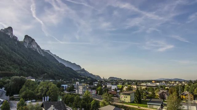  Sonnenuntergang in Hallein mit Blick auf den Barmstein und Salzburg im Hintergrund