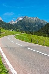 Naklejka premium Road Turn in Mountains