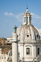 Columna de Trajano con iglesia de Santa María de Loreto, Roma, Italia