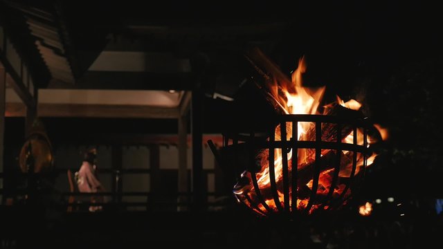 篝火と能舞台