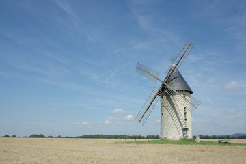 Fototapeta na wymiar Moulin à vent de LARGNY SUR AUTOMNE dans l'Aisne