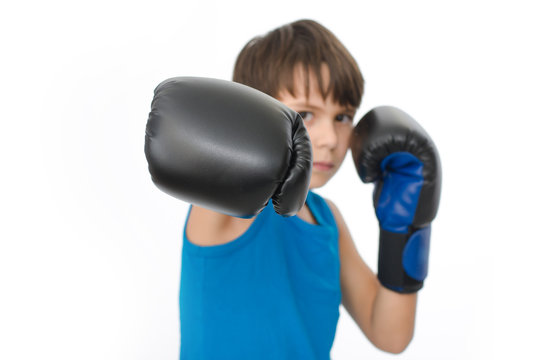 Junge mit Boxhandschuhen