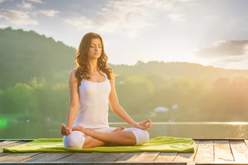 Fototapete Yogaschule Frauenyoga - Entspannen in der Natur