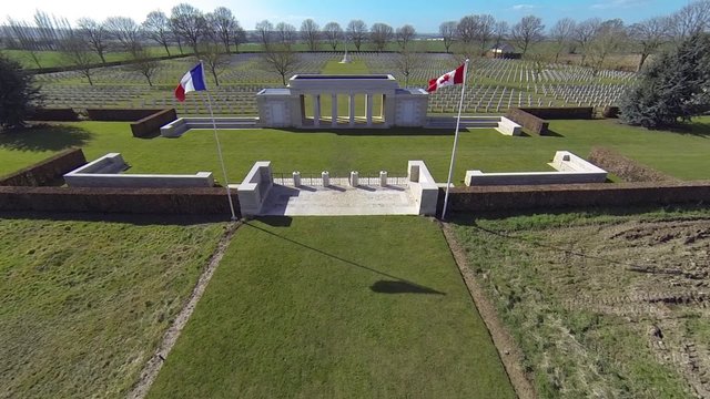 Cimeti&egrave;re militaire Normandie, survol all&eacute;e centrale drone