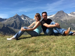 Junges Paar im Urlaub in den Bergen