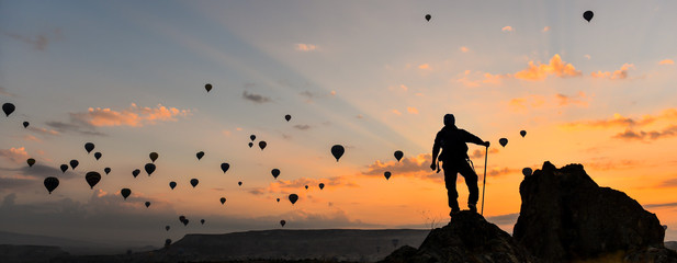 gökyüzündeki uçan balonları izlemek © emerald_media