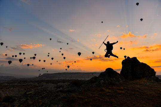 sıradışı dağcı ve gündoğumunda uçan balonlar