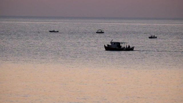 Fischerboote, Sonnenaufgang, Griechenland.
Fishing Boats, sunrise, Greece.