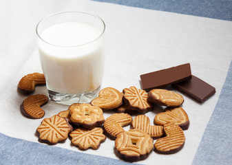 Cookies  and  glass of milk