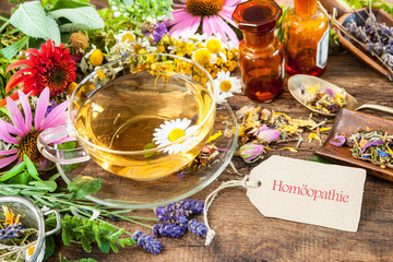 Kräutertee mit Heilkräutern.Homöopathie