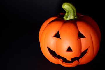 Kürbis als Kürbiskopf oder Pumpkin zu Halloween mit Textfreiraum