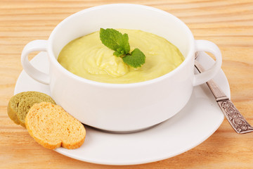 Vegetable cream soup with bread