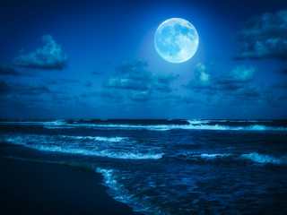 Plage à minuit avec une pleine lune