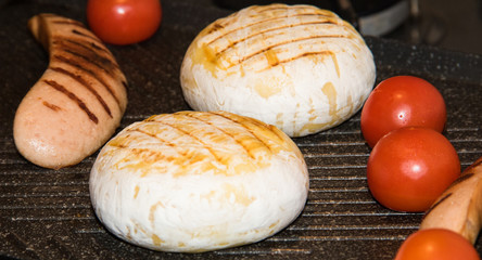 Tomino e salsicce aila griglia