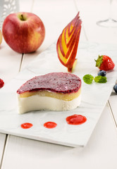Cheese cake con mele e frutti di bosco