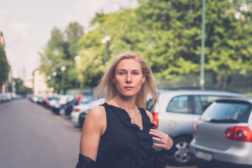 Obraz premium Beautiful girl posing in the city streets